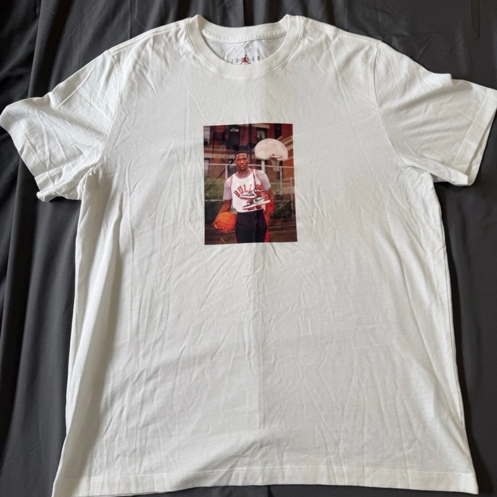 MICHAEL  AIR JORDAN size Small  T-Shirt Old-School Graphic Logo
